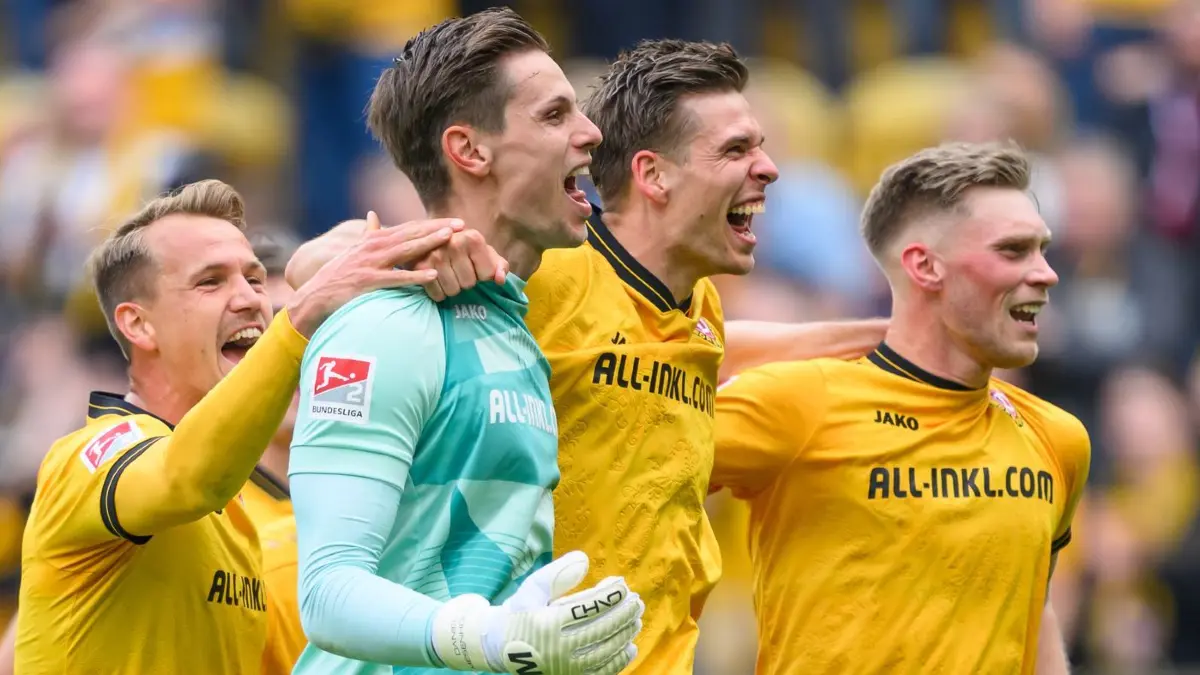 SG Dynamo Dresden - VfL Bochum: 18.04.2026, Sachsen, Dresden: Fußball, Männer: 2. Bundesliga, SG Dynamo Dresden - VfL Bochum, 30. Spieltag, Rudolf-Harbig-Stadion, Lukas Boeder (Dynamo Dresden, l-r), Torwart Daniel Mesenhöler (Dynamo Dresden), Alexander Rossipal (Dynamo Dresden) und Jonas Sterner (Dynamo Dresden) jubeln nach dem Sieg. Foto: Robert Michael/dpa - WICHTIGER HINWEIS: Gemäß den Vorgaben der DFL Deutsche Fußball Liga bzw. des DFB Deutscher Fußball-Bund ist es untersagt, in dem Stadion und/oder vom Spiel angefertigte Fotoaufnahmen in Form von Sequenzbildern und/oder videoähnlichen Fotostrecken zu verwerten bzw. verwerten zu lassen. +++ dpa-Bildfunk +++