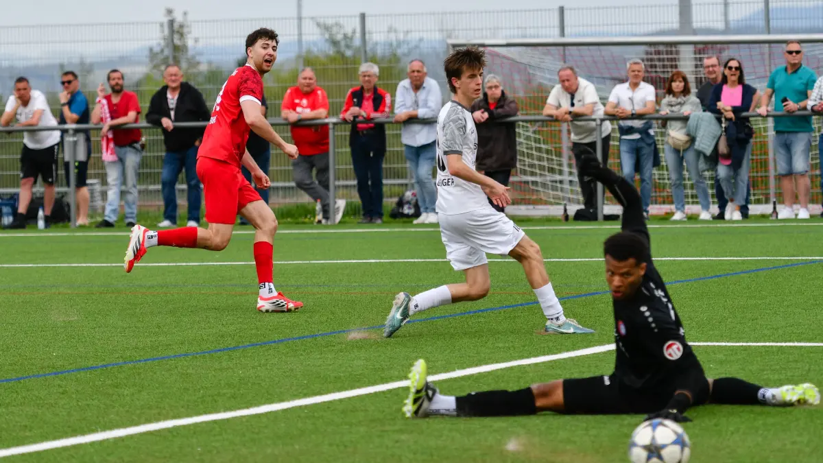 FC Rottenburg vs. TSG Hofherrnweiler-Unterrombach, Fussball, Verbandsliga Wuerttemberg, 27. Spieltag, Saison 2025/2026, 18.04.2026: Lennis Eberle (FC Rottenburg, #10) erzielt das 2:0 rechts Lukas Schimmele (TSG Hofherrnweiler-Unterrombach, #18), Joshua Barth (TSG Hofherrnweiler-Unterrombach, #01)
FC Rottenburg vs. TSG Hofherrnweiler-Unterrombach, Fussball, Verbandsliga Wuerttemberg, 27. Spieltag, Saison 2025/2026, 18.04.2026,
Foto: Eibner-Pressefoto/Ralph Kunze