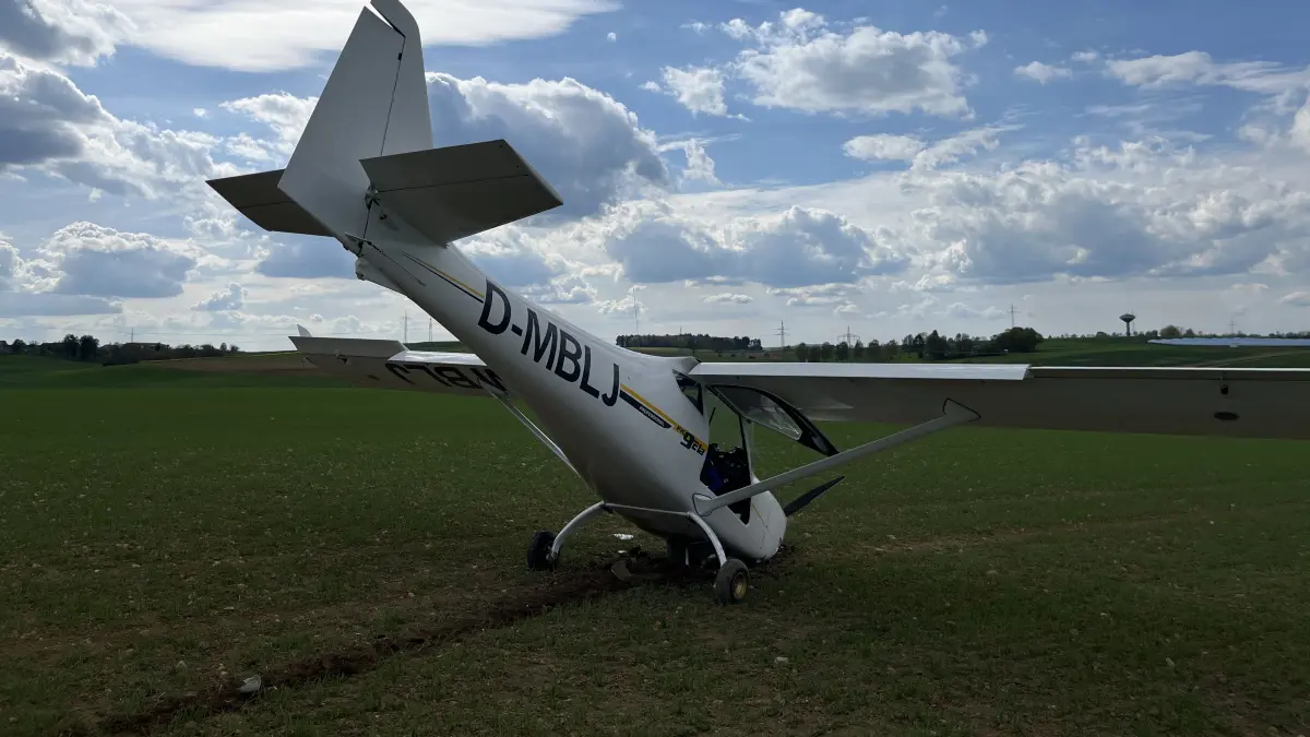 Das Leichtflugzeug hat sich mit der Schnauze in den Acker gebohrt.