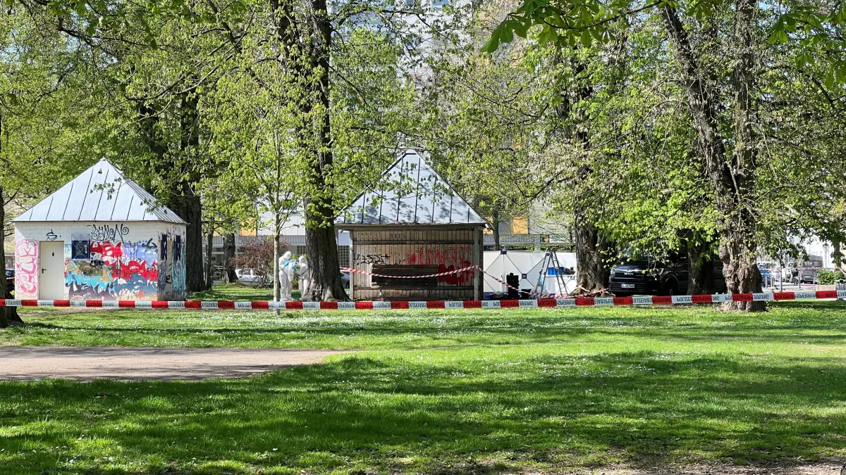 Die Kripo und die Spurensicherung im Einsatz am Ulmer Karlsplatz. Am 18.04.2026 war hier ein Mann mit lebensbedrohlichen Verletzungen gefunden worden.