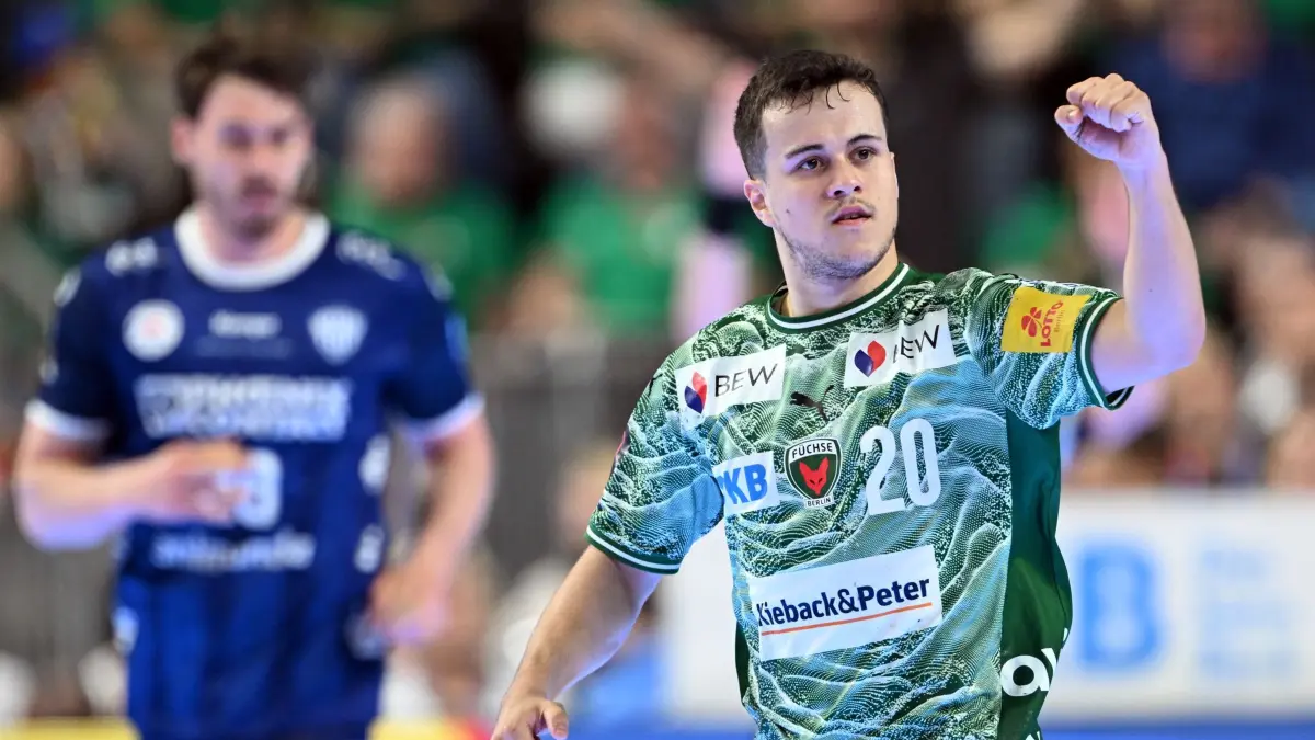 TBV Lemgo Lippe - Füchse Berlin: 18.04.2026, Nordrhein-Westfalen, Köln: Handball: DHB-Pokal, TBV Lemgo Lippe - Füchse Berlin, Final Four, Halbfinale, Lanxess Arena, Tim Freihöfer(Füchse Berlin) bejubelt sein Tor. Foto: Federico Gambarini/dpa +++ dpa-Bildfunk +++