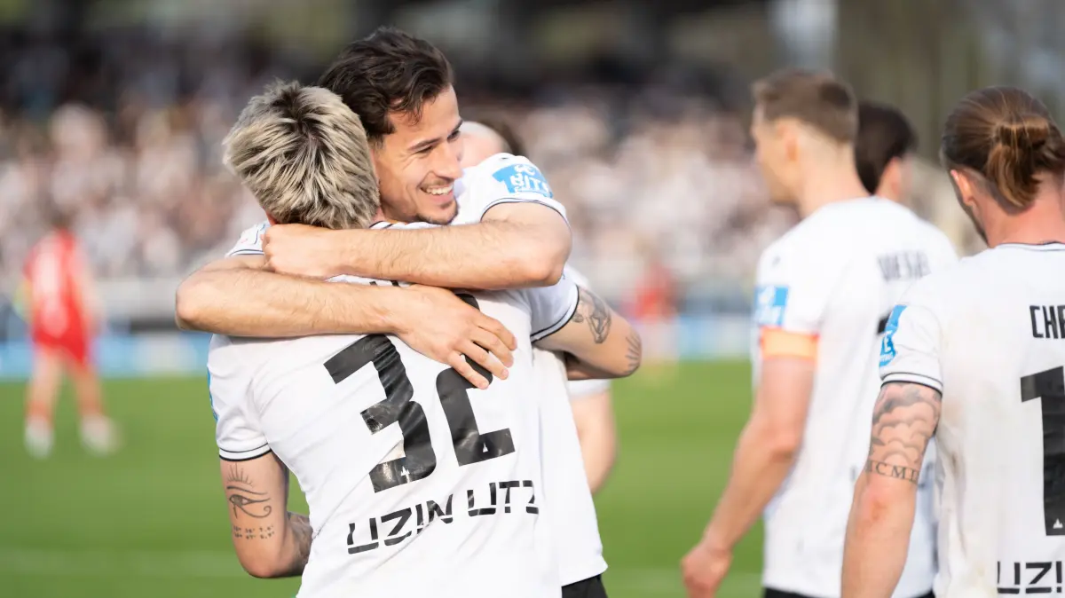 SSV Ulm 1846 vs. TSV Havelse, Fussball, 3. Liga, 34. Spieltag, Saison 2025/2026, 18.04.2026: Lukas Mazagg (SSV Ulm 1846, #27) und Niklas Koelle (SSV Ulm 1846, #32),
SSV Ulm 1846 vs. TSV Havelse, Fussball, 3. Liga, 34. Spieltag, Saison 2025/2026, 18.04.2026,
Foto: Eibner-Pressefoto/Max Vogel