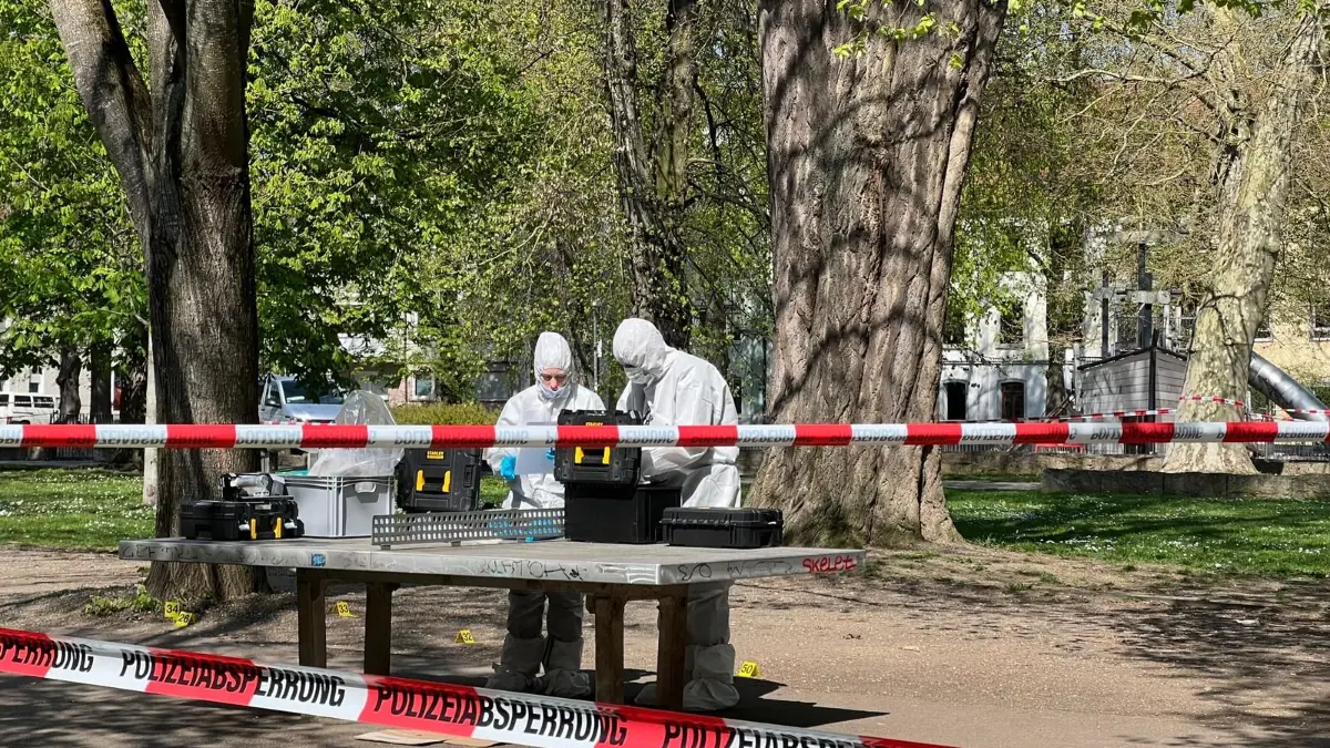 Spurensicherer bei der Arbeit: Die Ulmer Kripo versucht herauszufinden, warum in der Nacht auf Samstag am Karlsplatz ein schwer verletzter Mann gefunden wurde.