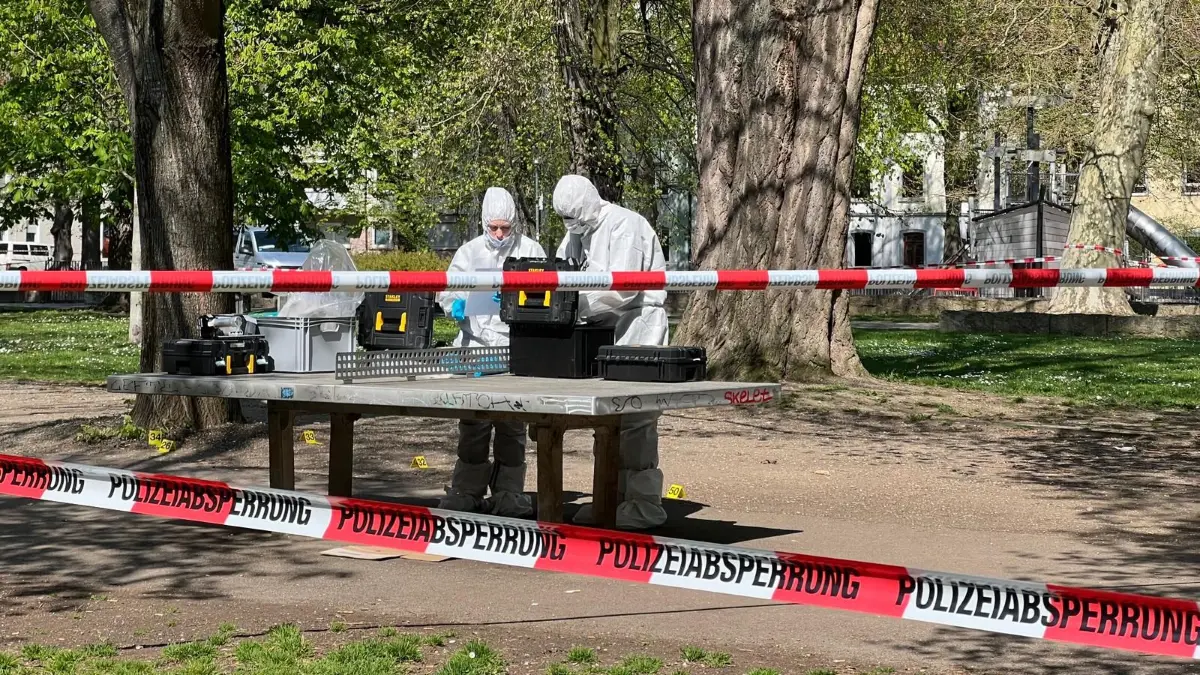 Spurensicherer bei der Arbeit: Die Ulmer Kripo versucht herauszufinden, warum in der Nacht auf Samstag am Karlsplatz ein schwer verletzter Mann gefunden wurde.