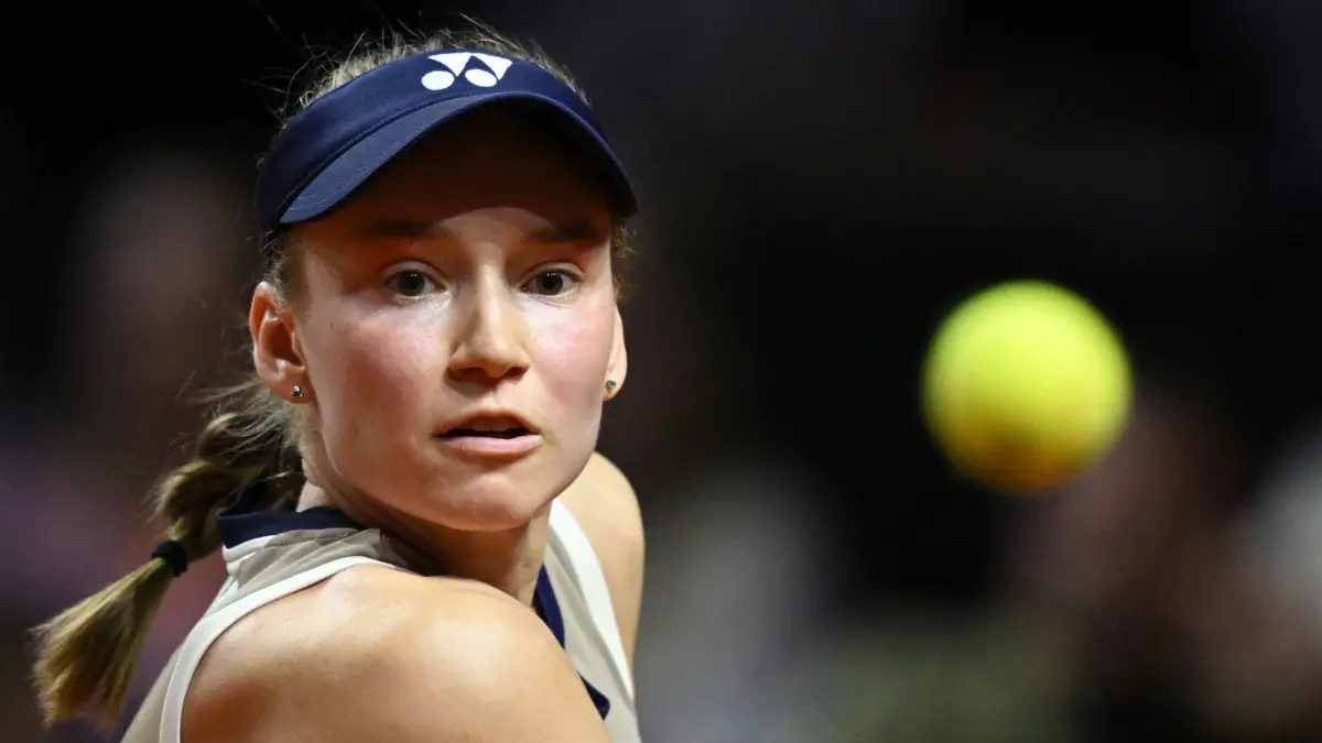 Tennis: WTA-Tour - Stuttgart: 18.04.2026, Baden-Württemberg, Stuttgart: Tennis: WTA-Tour - Stuttgart, Einzel, Frauen, Halbfinale. Rybakina (Kasachstan) - Andrejewa (Russland). Jelena Rybakina in Aktion. Foto: Marijan Murat/dpa +++ dpa-Bildfunk +++
