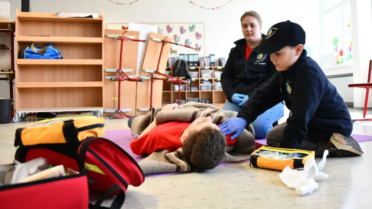 Martin (rechts) geht in die Grundschule. Beim Jugendrotkreuzwettbewerb am Samstag unterstützte er die "Großen" seines Ortsvereins und machte dabei eine sehr gute Figur.