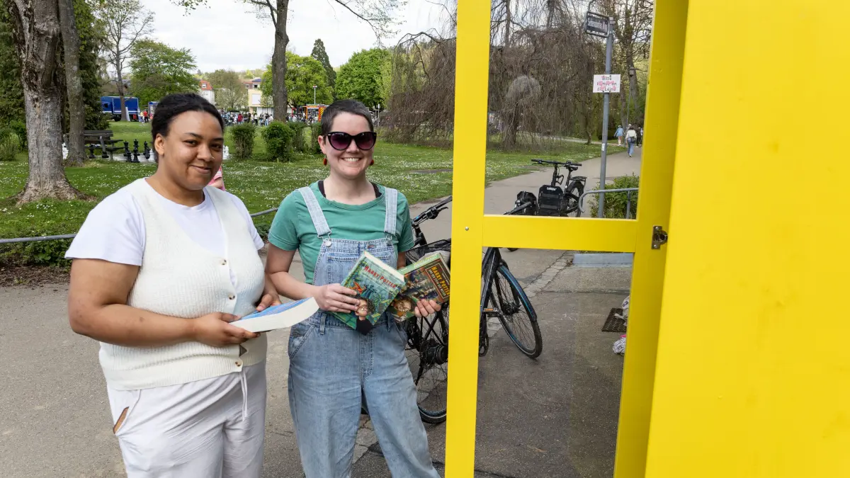 Süßen Filsbogenpark öffentlicher Bücherschrank v. li. Kemi Johnson, Dr. Lilith Kuhn