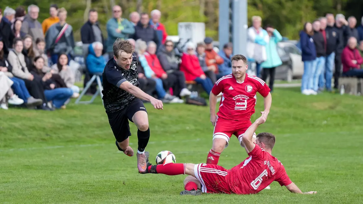 Mit vollem Einsatz: Nick Schober (links, SG Ahldorf-Mühlen-Dettensee) im Duell mit Dominic Blum (SV Gültlingen).