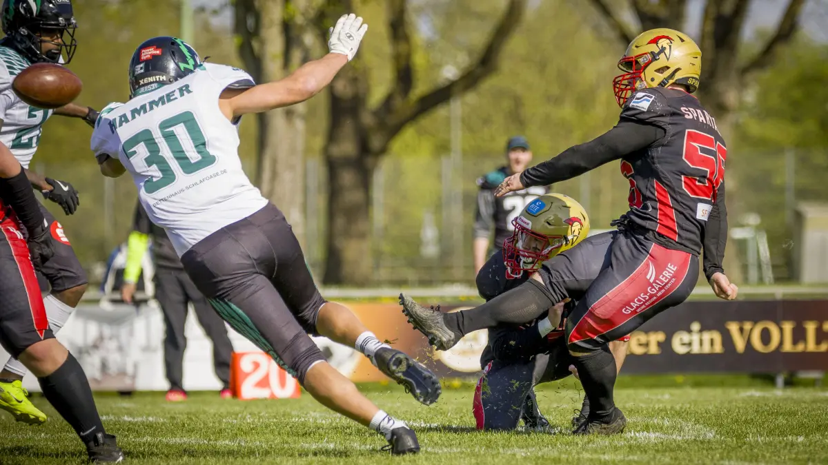 Football: So war der Saisonstart für die Neu-Ulm Spartans (schwarz) mit dem Heimspielen im Dietrich-Lang-Sportzentrum am Muthenhölzle gegen die Nürnberg Hawks (weiß), Max Walser