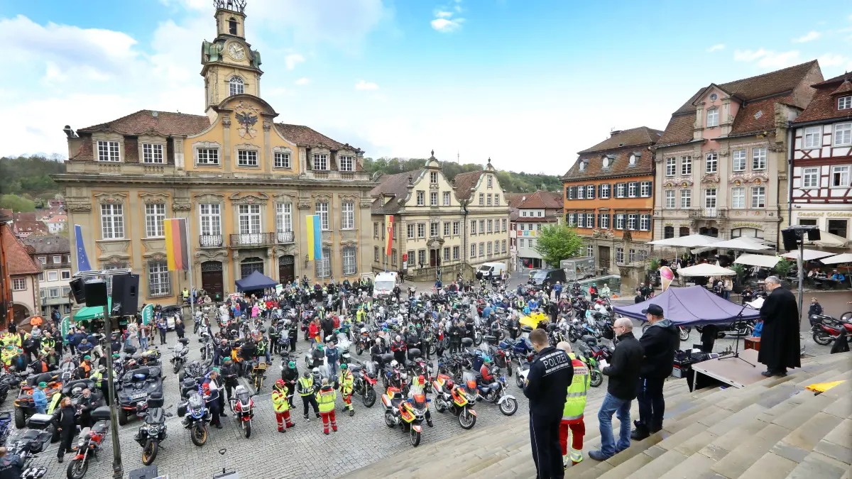 In Reih' und Glied stehen unzählige Motorräder, Quads und Roller am Sonntag auf dem Marktplatz in Schwäbisch Hall.