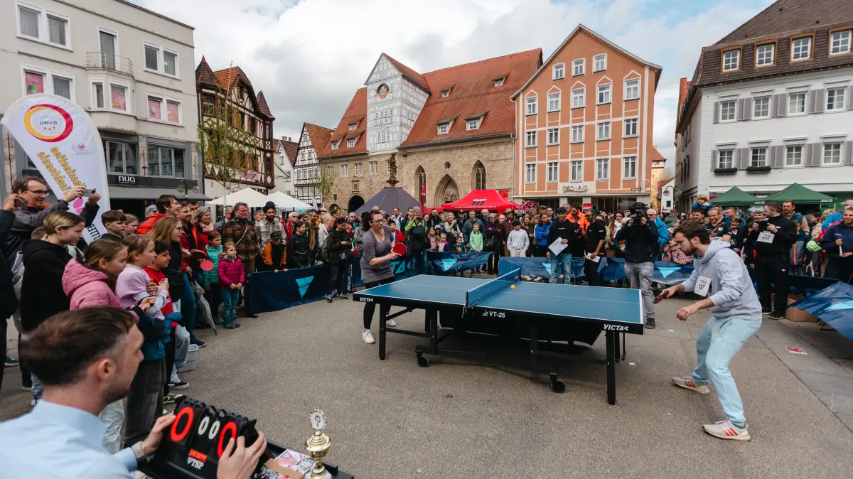 Tischtennis-Weltrekordversuch im "Mäxle" hier mit den beiden FInalisten auf dem Reutlinger Marktplatz in Verbindung mit dem Verkaufsoffenen Sonntag.