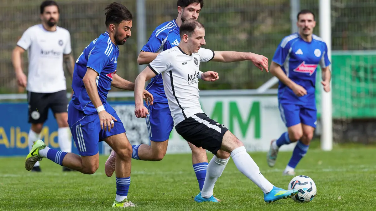 Fussball Landesliga: Fussball Landesliga; SC Geislingen - VFL Sindelfingen;
Hakan Kilinc (VFL Sindelfingen, #24) und Mert Özdemir (SC Geislingen, #79);
18.04.2026; Stadion Eybacher Tal; Geislingen.
Foto: Thomas Madel