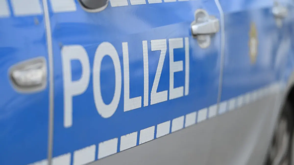 Polizei: ARCHIV - 22.07.2025, Berlin: Ein Polizeiwagen steht vor dem Schloss Bellevue bei der Akkreditierung neuer Botschafterinnen und Botschafter in Deutschland. (zu dpa: «Überfall in Kreuzberg: 39-Jähriger mit Messer verletzt») Foto: Malin Wunderlich/dpa +++ dpa-Bildfunk +++