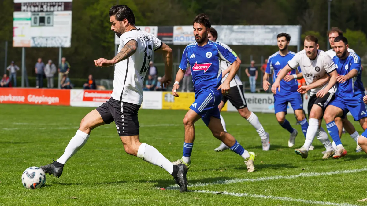 Fussball Landesliga: Fussball Landesliga; SC Geislingen - VFL Sindelfingen;
Tomislav Ivezic (SC Geislingen, #15);
18.04.2026; Stadion Eybacher Tal; Geislingen.
Foto: Thomas Madel