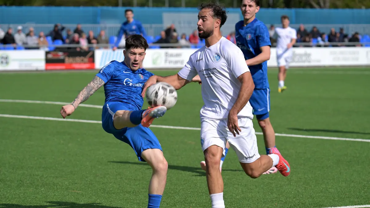 Fussball VL | Young Boys Reutlingen vs. Calcio Leinfelden-Echterdingen: Fussball VL | Young Boys Reutlingen (weiss) vs. Calcio Leinfelden-Echterdingen (blau) // 2026-04-19 // Foto: Joachim Baur // Calcio immer mit einem Fuss dazwischen / #13 Casian-Matei Ulici (Calcio LE) / #18 Adil Iggoute (Young Boys Reutlingen)