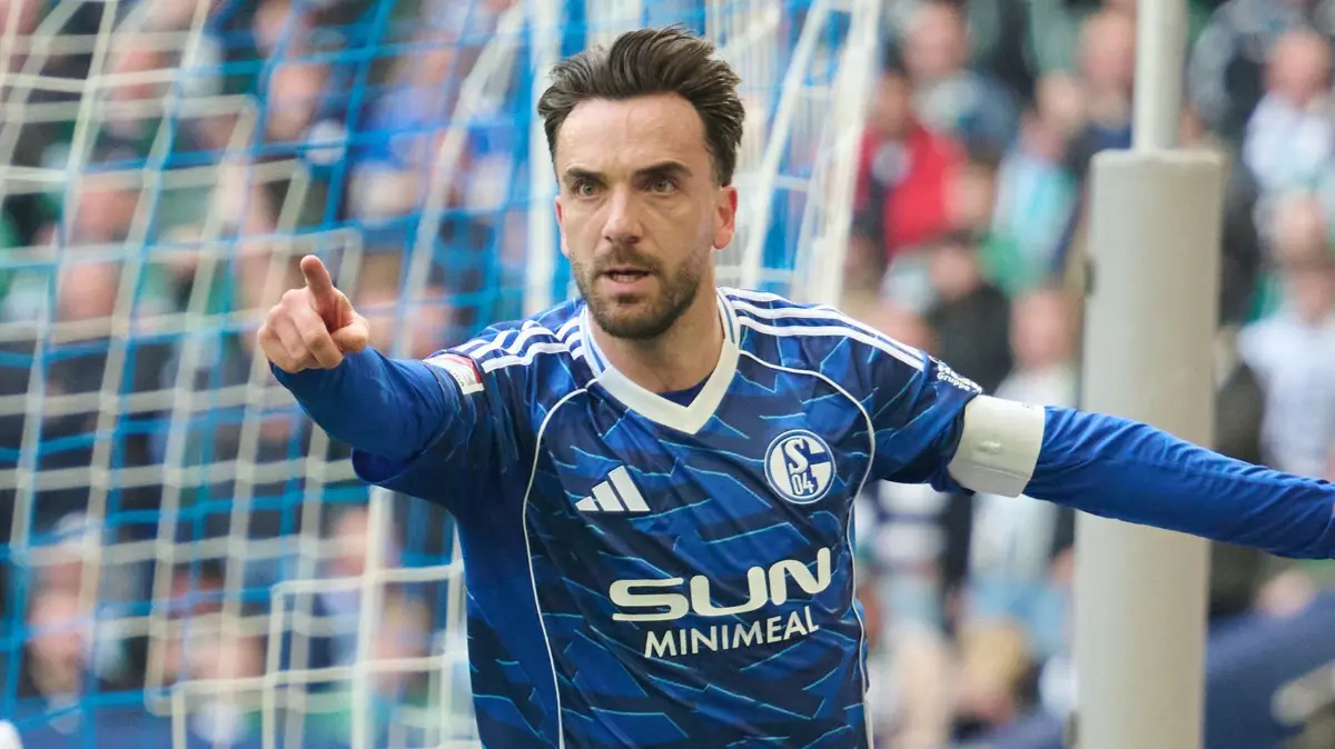 FC Schalke 04 - Preußen Münster: 19.04.2026, Nordrhein-Westfalen, Gelsenkirchen: Fußball, Männer: 2. Bundesliga, FC Schalke 04 - Preußen Münster, 30. Spieltag, Veltins Arena.Kenan Karaman (FC Schalke 04) jubelt über sein Tor zum 1:0. Foto: Bernd Thissen/dpa - WICHTIGER HINWEIS: Gemäß den Vorgaben der DFL Deutsche Fußball Liga bzw. des DFB Deutscher Fußball-Bund ist es untersagt, in dem Stadion und/oder vom Spiel angefertigte Fotoaufnahmen in Form von Sequenzbildern und/oder videoähnlichen Fotostrecken zu verwerten bzw. verwerten zu lassen. +++ dpa-Bildfunk +++