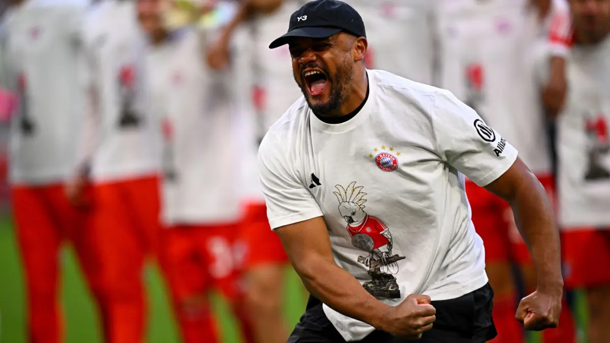 FC Bayern München - VfB Stuttgart: 19.04.2026, Bayern, München: Fußball, Männer: Bundesliga, Bayern München - VfB Stuttgart, 30. Spieltag, Allianz Arena. Trainer Vincent Kompany (Bayern München) jubelt nach Spielende über den Gewinn der Deutschen Meisterschaft WICHTIGER HINWEIS: Gemäß den Vorgaben der DFL Deutsche Fußball Liga bzw. des DFB Deutscher Fußball-Bund ist es untersagt, in dem Stadion und/oder vom Spiel angefertigte Fotoaufnahmen in Form von Sequenzbildern und/oder videoähnlichen Fotostrecken zu verwerten bzw. verwerten zu lassen. Foto: Tom Weller/dpa +++ dpa-Bildfunk +++