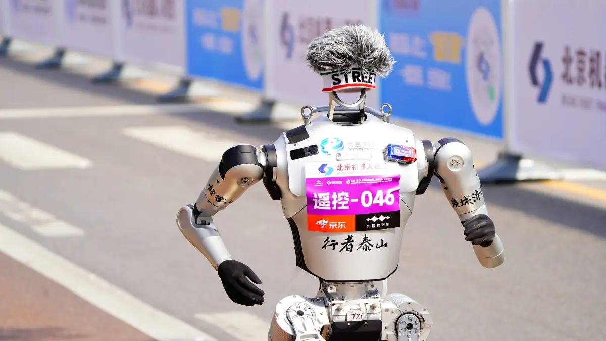 BEIJING, CHINA - APRIL 19: A humanoid robot competes in the 2026 Beijing E-Town Humanoid Robot Half-marathon on April 19: BEIJING, CHINA - APRIL 19: A humanoid robot competes in the 2026 Beijing E-Town Humanoid Robot Half-marathon on April 19, 2026 in Beijing, China. A remotely controlled Lightning robot from one Honor team was the first to cross the finish line, clocking 48 minutes and 19 seconds, according to China Media Group CMG. Based on the event s weighting rules, another robot from Honor s autonomous navigation team won the championship with a net time of 50 minutes and 26 seconds. PUBLICATIONxNOTxINxCHN Copyright: xVCGx 111635792092