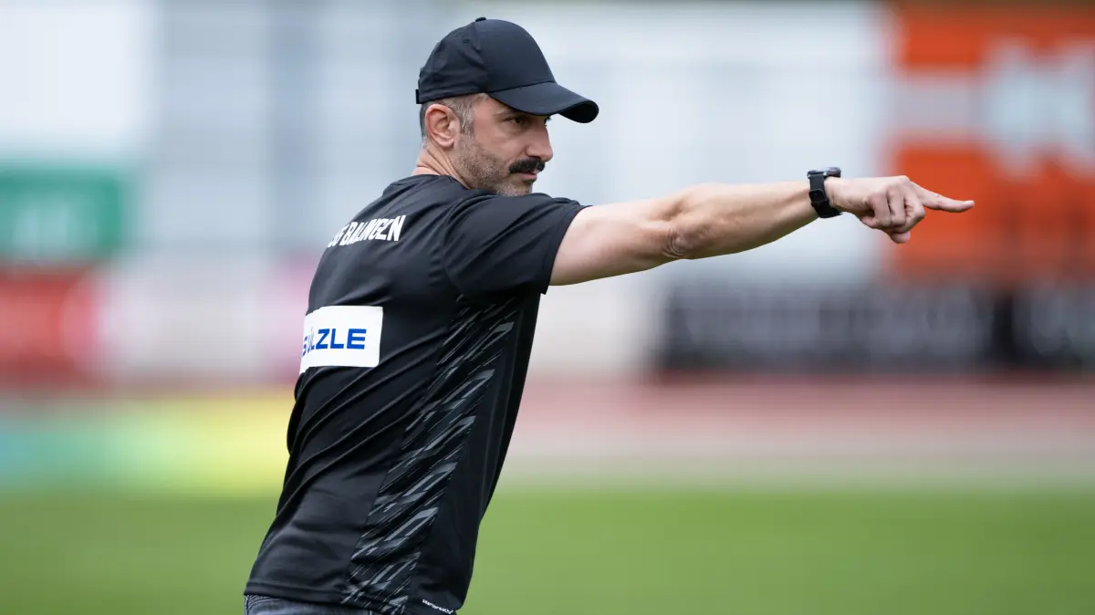 TSG Balingen vs. 1. FSV Mainz 05, Fussball, Regionalliga Suedwest, 29. Spieltag, Saison 2025/2026, 18.04.2026,: Murat Isik, (TSG Balingen, Trainer), zeigt die Richtung an
TSG Balingen vs. 1. FSV Mainz 05, Fussball, Regionalliga Suedwest, 29. Spieltag, Saison 2025/2026, 18.04.2026,
Eibner-Pressefoto/Andreas Ulmer