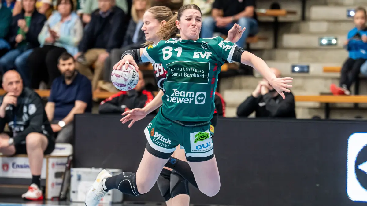 BSV Sachsen Zwickau vs. Frisch Auf Goeppingen, Handball, 1. Bundesliga, Spielzeit 2025/2026, 19.04.2026: Lea Neubrander (Frisch Auf Frauen, #81) setzt sich gegen Rome Steverink (BSV Sachsen Zwickau, #99) durch, BSV Sachsen Zwickau vs. Frisch Auf Goeppingen, Handball, 1. Bundesliga, Spielzeit 2025/2026, 19.04.2026
Foto: Eibner-Pressefoto/Michael Schmidt