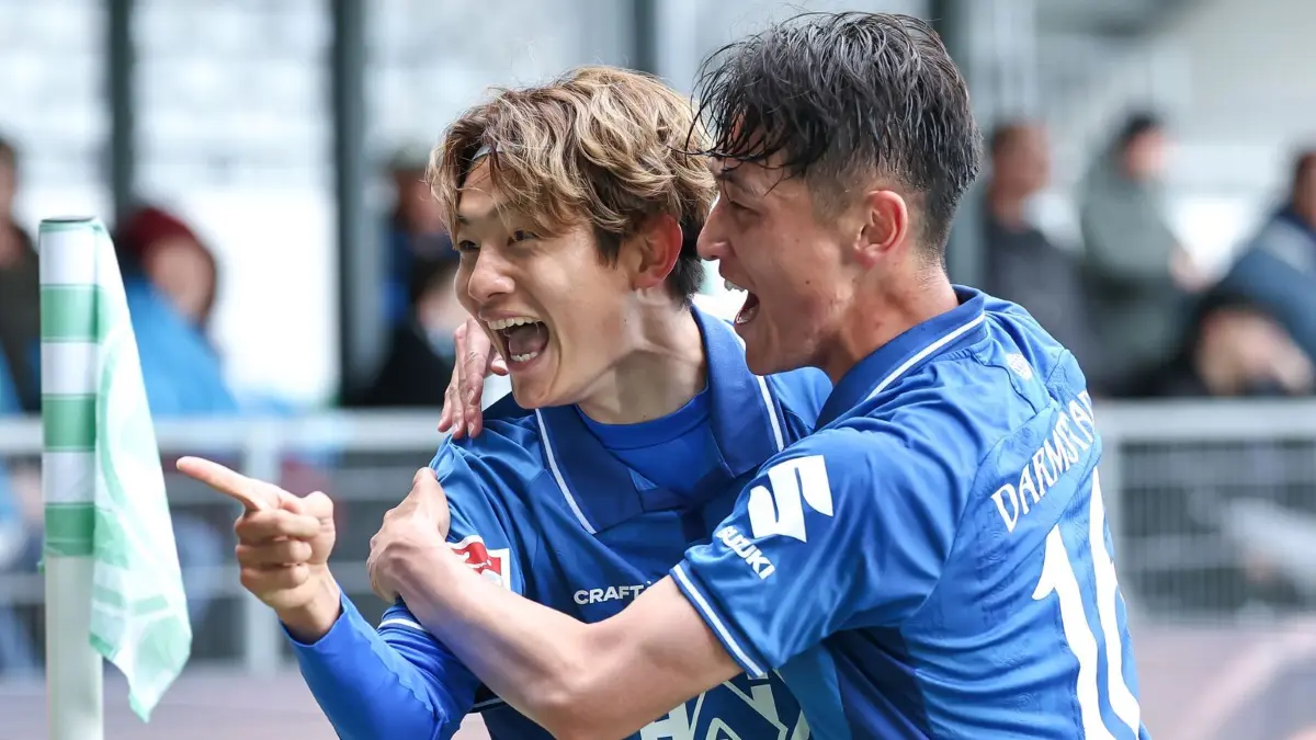 SpVgg Greuther Fürth - SV Darmstadt 98: 19.04.2026, Bayern, Fürth: Fußball, Männer: 2. Bundesliga, SpVgg Greuther Fürth - SV Darmstadt 98, 30. Spieltag, Sportpark Ronhof Thomas Sommer. Yosuke Furukawa vom SV Darmstadt 98 (l) jubelt über sein Tor zum 2:1 mit Hiroki Akiyama vom SV Darmstadt 98. Foto: Daniel Löb/dpa - WICHTIGER HINWEIS: Gemäß den Vorgaben der DFL Deutsche Fußball Liga bzw. des DFB Deutscher Fußball-Bund ist es untersagt, in dem Stadion und/oder vom Spiel angefertigte Fotoaufnahmen in Form von Sequenzbildern und/oder videoähnlichen Fotostrecken zu verwerten bzw. verwerten zu lassen. +++ dpa-Bildfunk +++