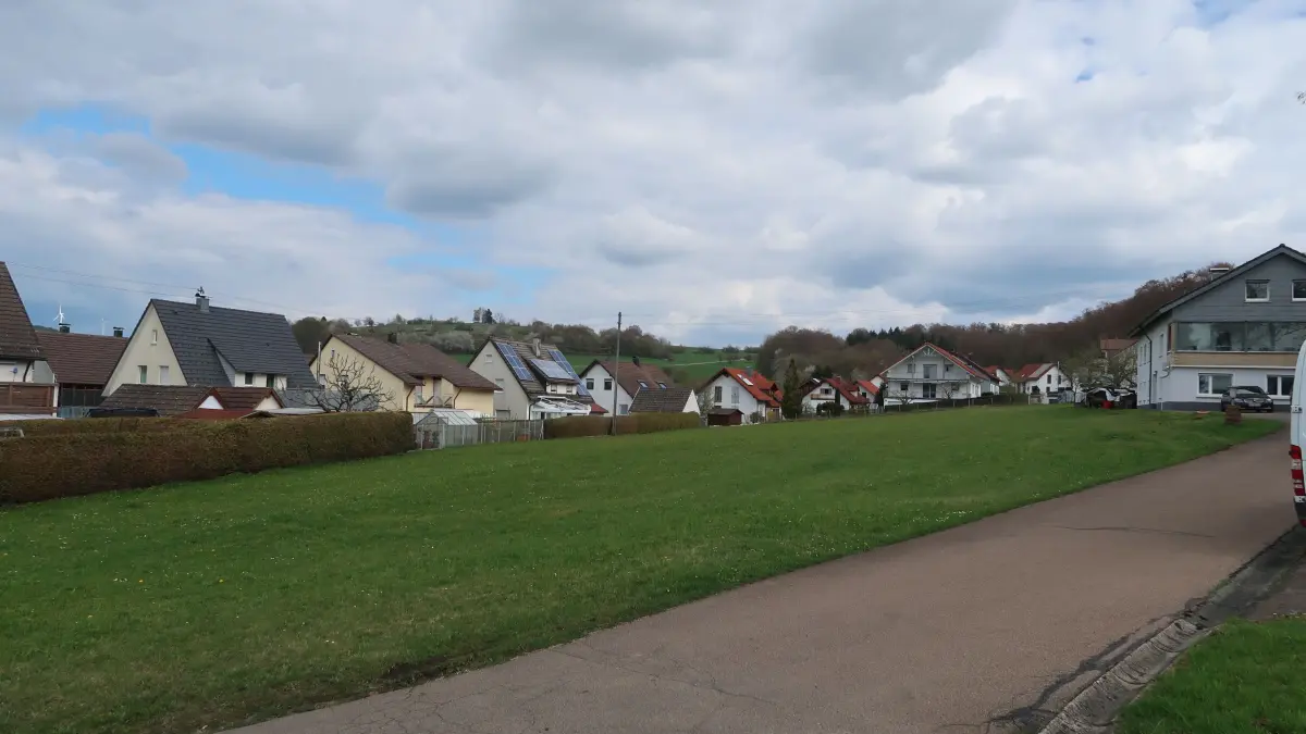 Auf dieser Wiese zwischen Kauweg und Burren in Treffelhausen sollen bis Herbst fünf Bauplätze erschlossen werden.