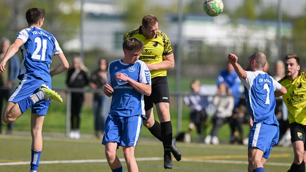 Kreisliga A3, 23. Spieltag - TSV Lustnau - SV Neustetten: Kreisliga A3, 23. Spieltag - TSV Lustnau - SV Neustetten, 19.04.2026 - Kopfballtour von Daniel Bärstecher (Mitte, Neustetten)
Foto: Axel Grundler