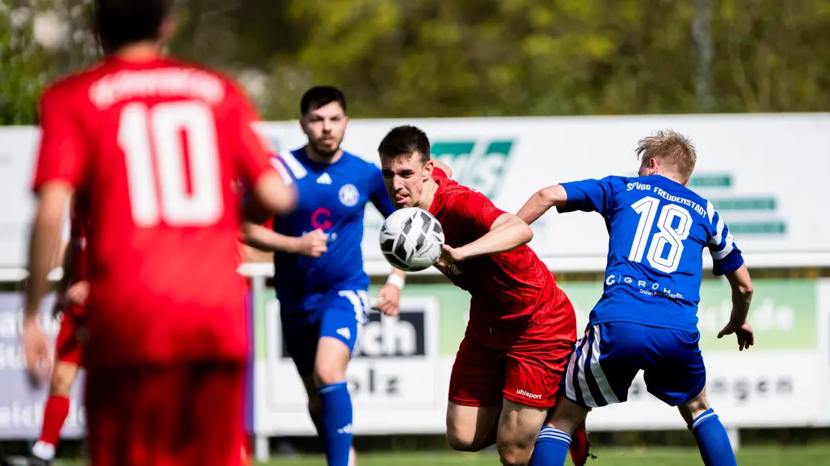 Kampf um den Ball: Philipp Kress (links, SG Empfingen) gegen Matthias Ade (Spvgg Freudenstadt).