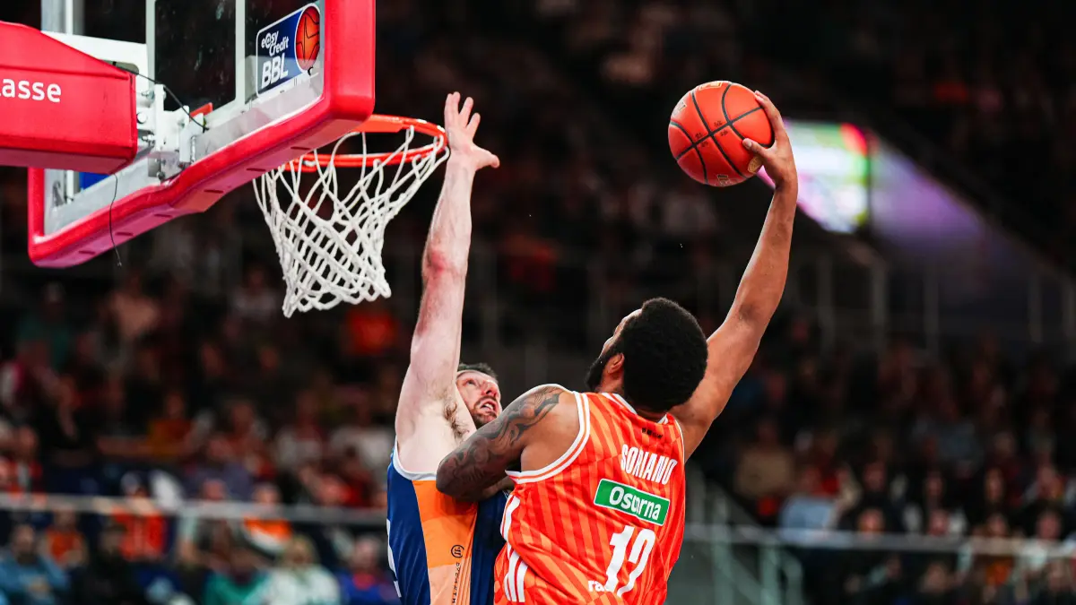 GER, Rostock Seawolves vs. Ratiopharm Ulm, Basketball, Bundesliga, Spieltag 30, Saison 2025/2026, 19.04.2026: Wurf Joel Soriano (Ratiopahrm Ulm, #12)
GER, Rostock Seawolves vs. Ratiopharm Ulm, Basketball, Bundesliga, Spieltag 30, Saison 2025/2026, 19.04.2026
Foto: Eibner-Pressefoto/Marcel von Fehrn