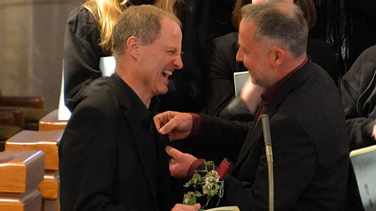 Horbs Oberbürgermeister Michael Keßler heftete dem sichtlich bewegten, aber hoch erfreuten Peter Straub im Auftrag des Ministerpräsidenten die Landesehrennadel ans Revers.