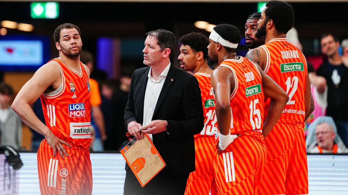 GER, Rostock Seawolves vs. Ratiopharm Ulm, Basketball, Bundesliga, Spieltag 30, Saison 2025/2026, 19.04.2026: TY Harrelson (Ratiopahrm Ulm Headcoach) mit seinem Team
GER, Rostock Seawolves vs. Ratiopharm Ulm, Basketball, Bundesliga, Spieltag 30, Saison 2025/2026, 19.04.2026
Foto: Eibner-Pressefoto/Marcel von Fehrn