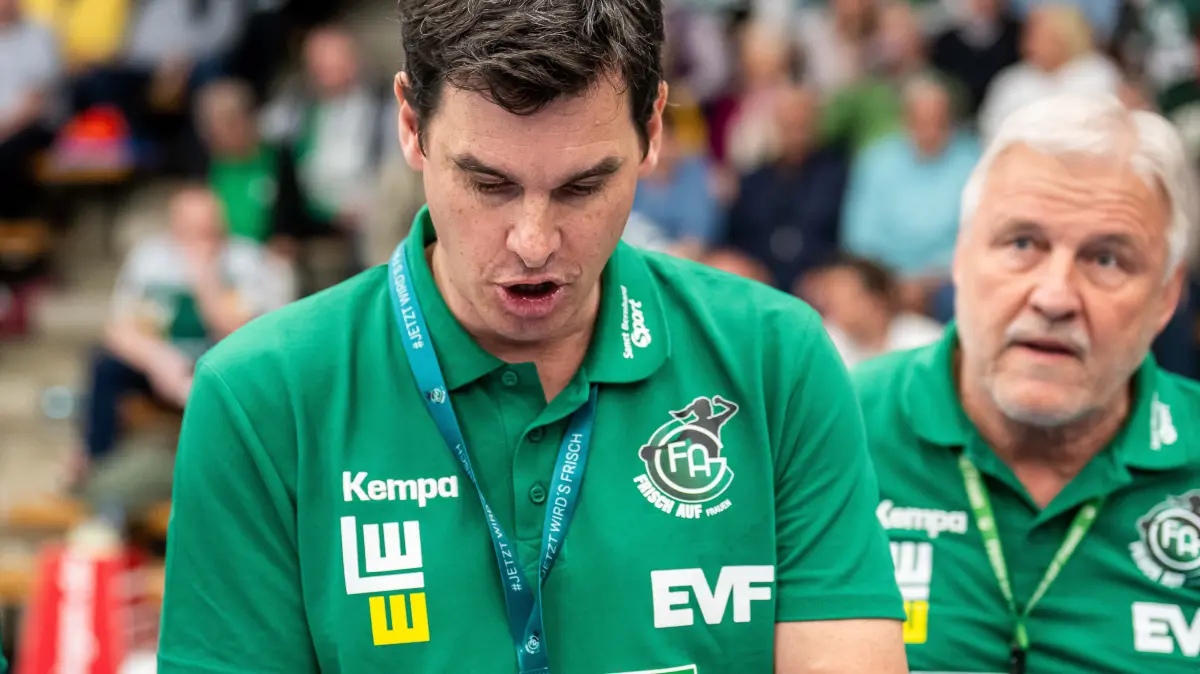 Frisch Auf Goeppingen vs. BSV Sachsen Zwickau, Handball, 1. Bundesliga, Spielzeit 2025/2026, 04.04.2026: Nico Kiener, Cheftrainer (Frisch Auf Frauen) in der Auszeit, Frisch Auf Goeppingen vs. BSV Sachsen Zwickau, Handball, 1. Bundesliga, Spielzeit 2025/2026, 04.04.2026
Foto: Eibner-Pressefoto/Michael Schmidt
