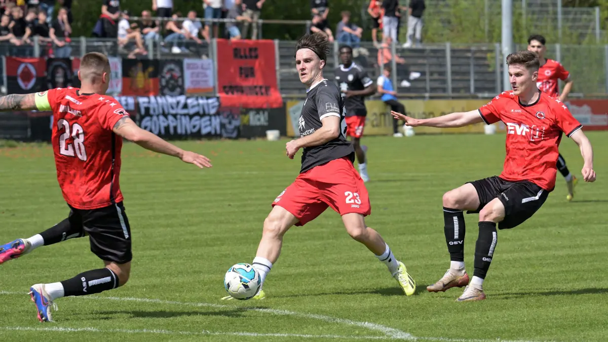 Fussball OL | 1. Goeppinger SV vs. SSV Reutlingen: Fussball OL | 1. Goeppinger SV (rot) vs. SSV Reutlingen (schwarz) // 2026-04-18 // Foto: Joachim Baur // #23 Nedim Pepic (SSV Reutlingen) / #28 Filip Milisic (1. Goeppinger SV) / #13 David Trivunic (1. Goeppinger SV), re