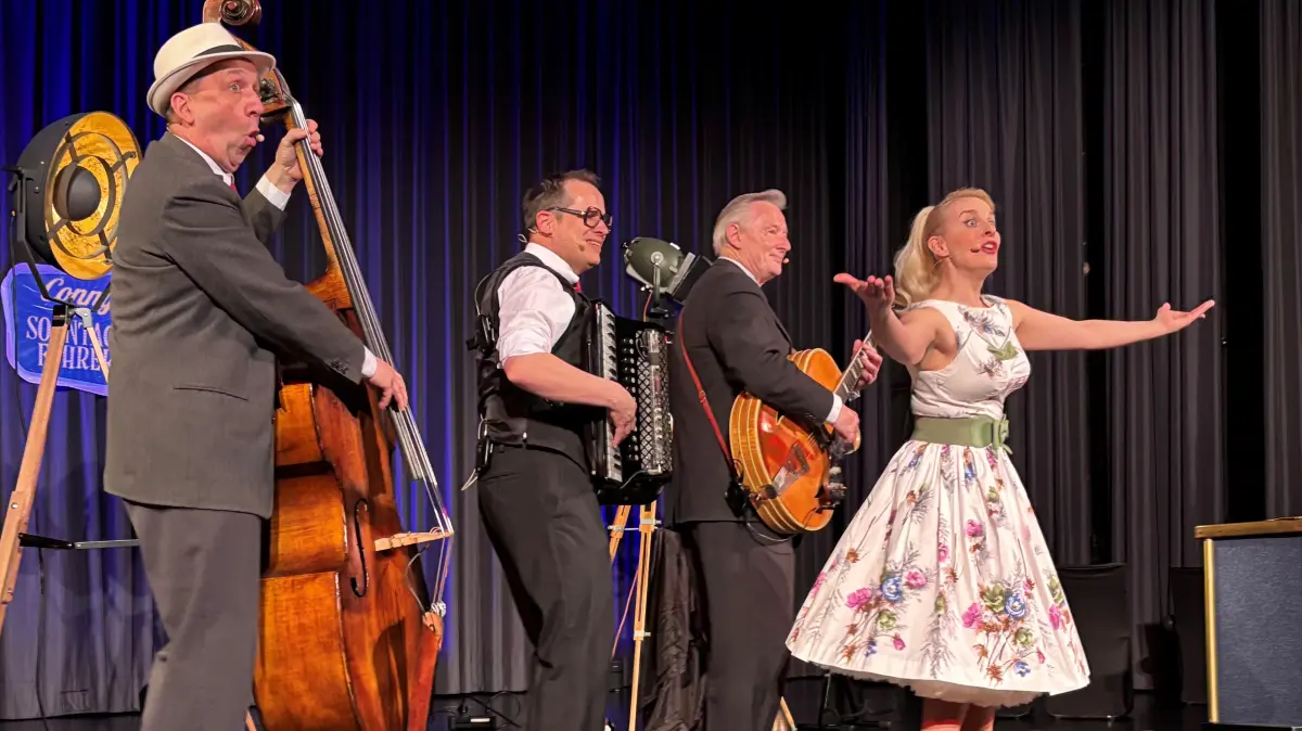 Dass uralte Schlager, hervorragend präsentiert, zweieinhalb Stunden bestens unterhalten können, das haben Conny und ihre drei Sonntagsfahrer in Hechingen bewiesen. Demnächst sind sie auf Bayern 3 und bei Andy Borg im SWR zu erleben.