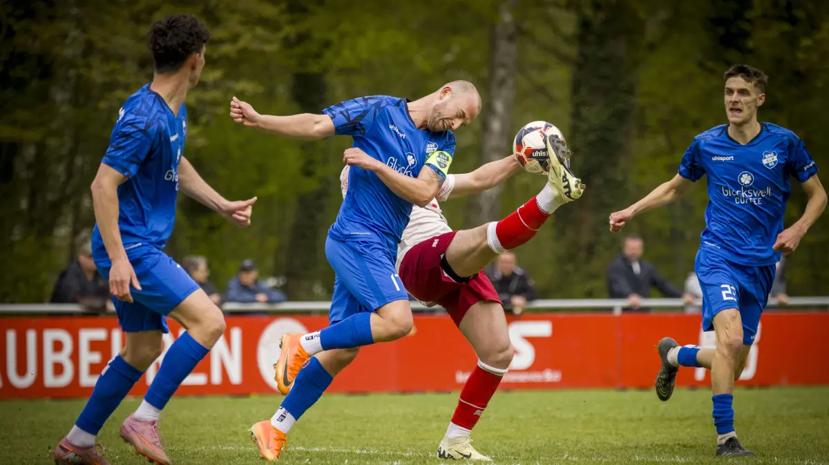 Fußball, Landesliga: Das waren die Spiele am Wochenende, Drei Derbys - FC Blaubeuren (beige) gegen SSG Ulm (blau), Kapitän Ruben Beneke
