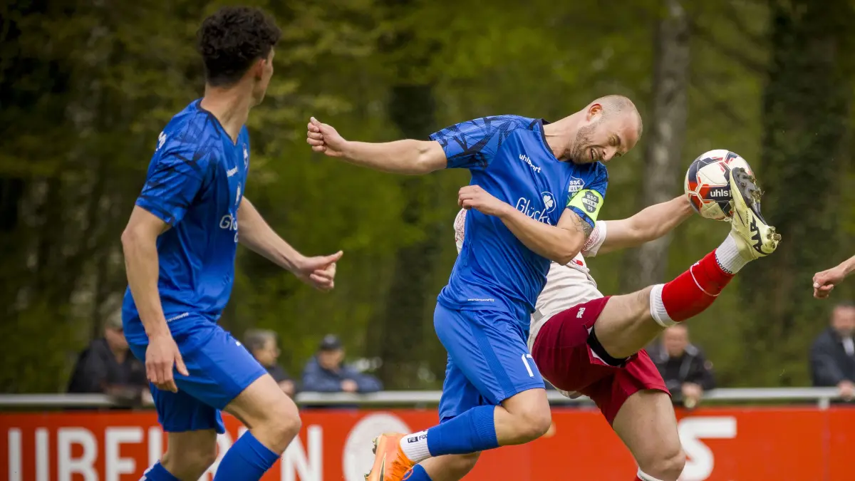 Fußball, Landesliga: Das waren die Spiele am Wochenende, Drei Derbys - FC Blaubeuren (beige) gegen SSG Ulm (blau), Kapitän Ruben Beneke