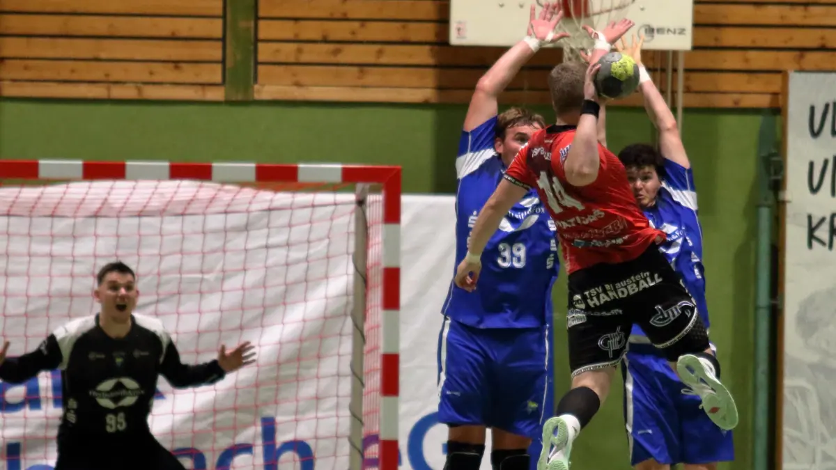 Daniel Schmid beim Wurf. Der Blausteiner war mit acht Treffern erneut bester Werfer seines Teams.