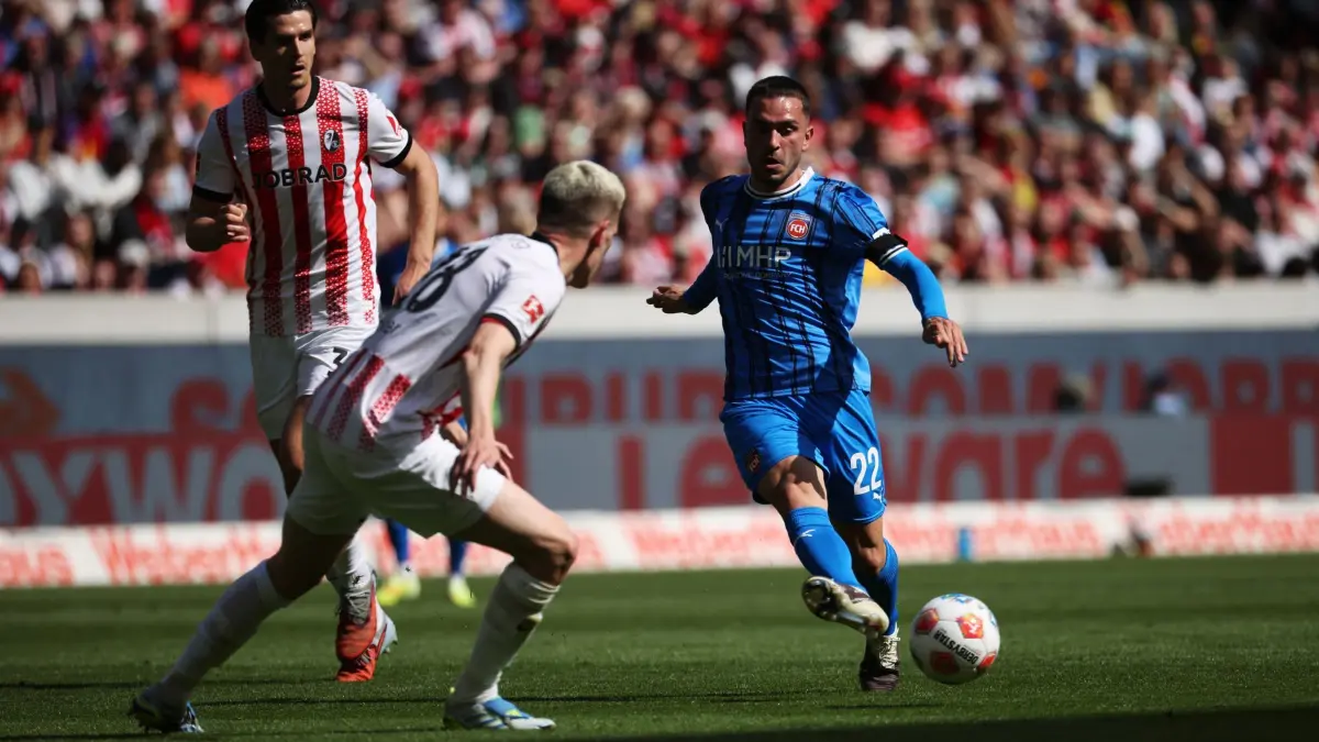 SC Freiburg - 1. FC Heidenheim: 19.04.2026, Baden-Württemberg, Freiburg im Breisgau: Fußball, Männer: Bundesliga, SC Freiburg - 1. FC Heidenheim, 30. Spieltag, Europa-Park Stadion: Arijon Ibrahimović (r, 1. FC Heidenheim 1846), Matthias Ginter (m, SC Freiburg), Igor Matanović (l, SC Freiburg) am Ball. Foto: Philipp von Ditfurth/dpa - WICHTIGER HINWEIS: Gemäß den Vorgaben der DFL Deutsche Fußball Liga bzw. des DFB Deutscher Fußball-Bund ist es untersagt, in dem Stadion und/oder vom Spiel angefertigte Fotoaufnahmen in Form von Sequenzbildern und/oder videoähnlichen Fotostrecken zu verwerten bzw. verwerten zu lassen. +++ dpa-Bildfunk +++