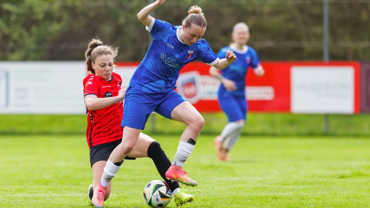 Fußball Regionenliga 3 Frauen: Fußball Regionenliga 3 Frauen; SGM Aufhausen/Nellingen - 1. Göppinger SV;
Clara Badowsky (SGM Aufhausen-Nellingen, #12) und Sarah Kreher (1. Göppinger SV, #23);
19.04.2026; Aufhausen.
Foto: Thomas Madel