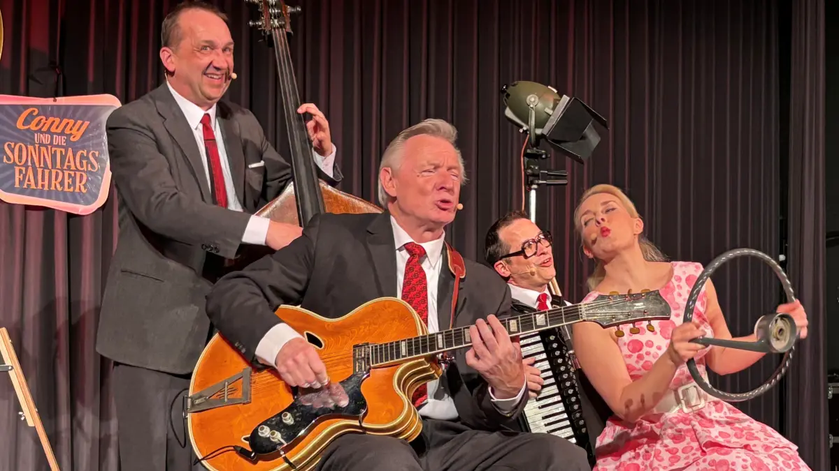 Die Sonntagsfahrer sind los! Conny (die überwältigende Österreicherin Andrea Graf) am Steuer, Steffen Zünkeler (Freddy am Bass), Reiner Heindl (Peter mit der Gitarre) und Thomas Stoiber (Alexander am Akkordeon) machen die Musik dazu.