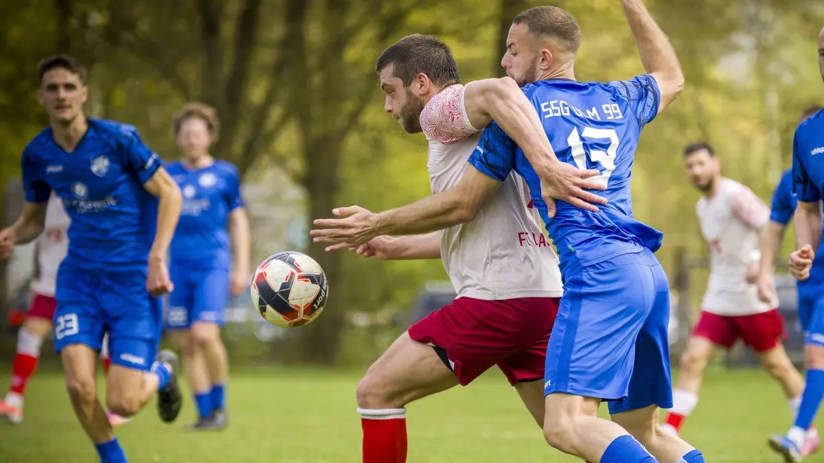 Fußball, Landesliga: Das waren die Spiele am Wochenende, Drei Derbys - FC Blaubeuren (beige) gegen SSG Ulm (blau), rechts im Hintergrund Kapitän Ruben Beneke