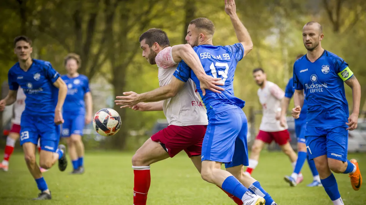 Fußball, Landesliga: Das waren die Spiele am Wochenende, Drei Derbys - FC Blaubeuren (beige) gegen SSG Ulm (blau)