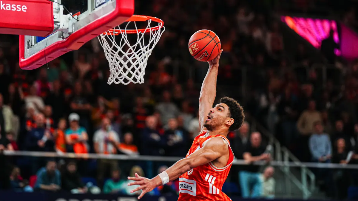 GER, Rostock Seawolves vs. Ratiopharm Ulm, Basketball, Bundesliga, Spieltag 30, Saison 2025/2026, 19.04.2026: Wurf Mark Smith (Ratiopahrm Ulm, #13)
GER, Rostock Seawolves vs. Ratiopharm Ulm, Basketball, Bundesliga, Spieltag 30, Saison 2025/2026, 19.04.2026
Foto: Eibner-Pressefoto/Marcel von Fehrn