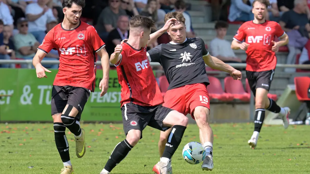 Fussball OL | 1. Goeppinger SV vs. SSV Reutlingen: Fussball OL | 1. Goeppinger SV (rot) vs. SSV Reutlingen (schwarz) // 2026-04-18 // Foto: Joachim Baur // #13 Johannes Wally (SSV Reutlingen) / #13 David Trivunic (1. Goeppinger SV) / #10 Luca Maximilian Piljek (1. Goeppinger SV), li