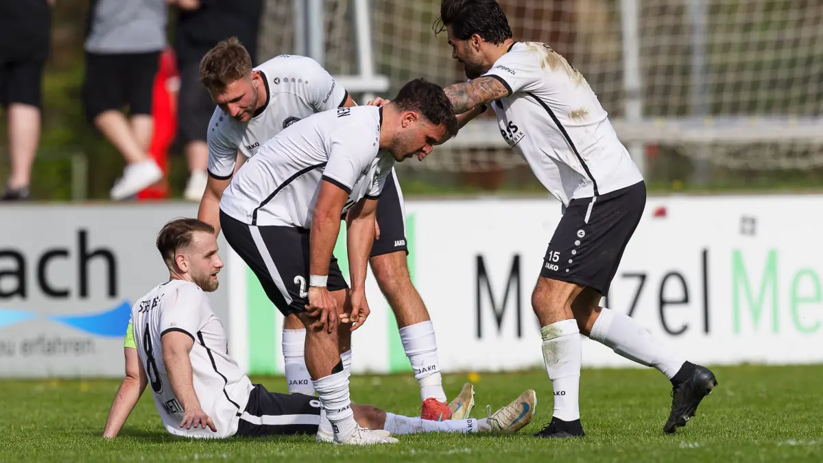 Fussball Landesliga: Fussball Landesliga; SC Geislingen - VFL Sindelfingen;
Jubel bei den erschöpften Geislingern;
18.04.2026; Stadion Eybacher Tal; Geislingen.
Foto: Thomas Madel