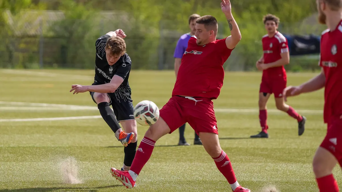 Jonas Hellstern (SG Empfingen II) zieht gegen den FC Horb ab.
