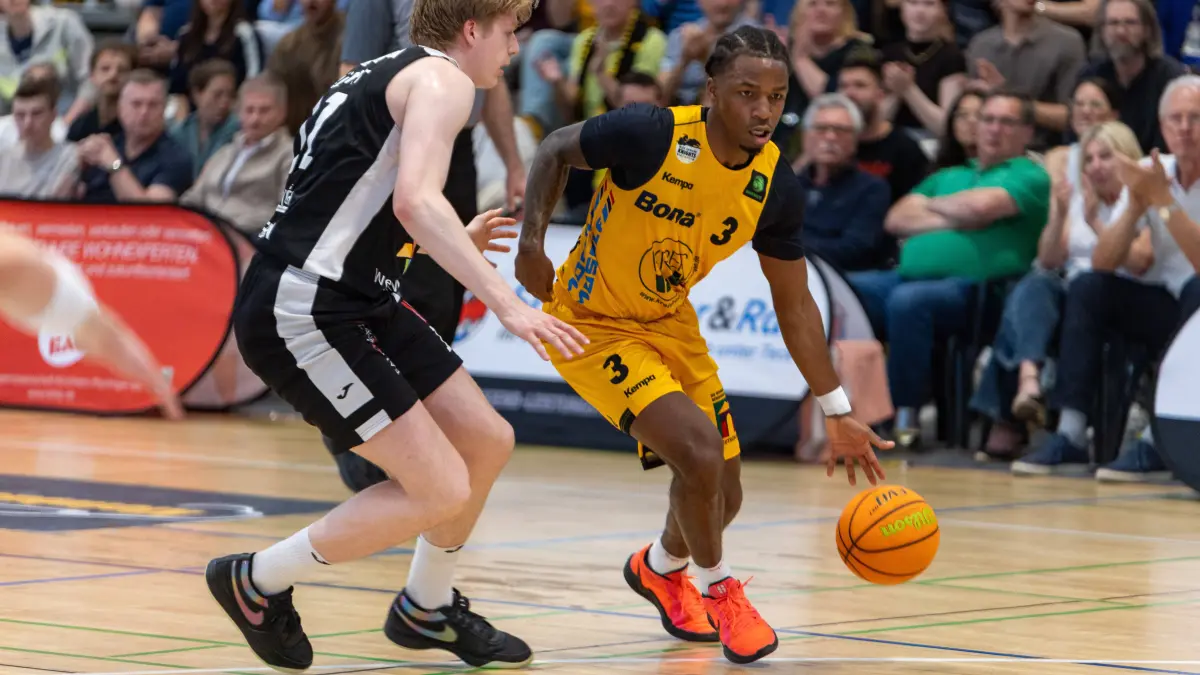 Bozic Estriche Knights Kirchheiml vs Paderborn Baskets, Basketball,Barmer Basketball 2. Bundesliga ProA, Spieltag 32, Saison 2025/2026, 18.04.2026: Chuck Harris Bozic Estriche Knights Kirchheim, 03 gegen Karl Buehner Paderborn Baskets, 11. Bozic Estriche Knights Kirchheiml vs Paderborn Baskets, Basketball,Barmer Basketball 2. Bundesliga ProA, Spieltag 32, Saison 2025/2026, 18.04.2026, Bozic Estriche Knights Kirchheiml vs Paderborn Baskets, Basketball,Barmer Basketball 2. Bundesliga ProA, Spieltag 32, Saison 2025/2026, 18.04.2026 Kirchheim *** Chuck Harris Bozic Estriche Knights Kirchheim, 03 vs Karl Buehner Paderborn Baskets, 11 Bozic Estriche Knights Kirchheiml vs Paderborn Baskets, Basketball,Barmer Basketball 2 Bundesliga ProA, Matchday 32, Season 2025 2026, 18 04 2026, Bozic Estriche Knights Kirchheiml vs Paderborn Baskets, Basketball,Barmer Basketball 2 Bundesliga ProA, Matchday 32, Season 2025 2026, 18 04 2026 Kirchheim Copyright: xEibner-Pressefoto/DavidexDixGiovx EP_DGI