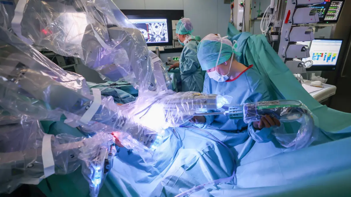 Roboter-assistierten Prostata-Operation: ARCHIV - Wird nervenschonend operiert? Wie viel bleibt von der Prostata? Unter anderem davon hängt ab, wie sich die Sexualität durch den Eingriff verändert. (zu dpa: «Was bedeutet eine Prostata-OP fürs Sexleben?») Foto: Christian Charisius/dpa/dpa-tmn - Honorarfrei nur für Bezieher des dpa-Themendienstes +++ dpa-Themendienst +++