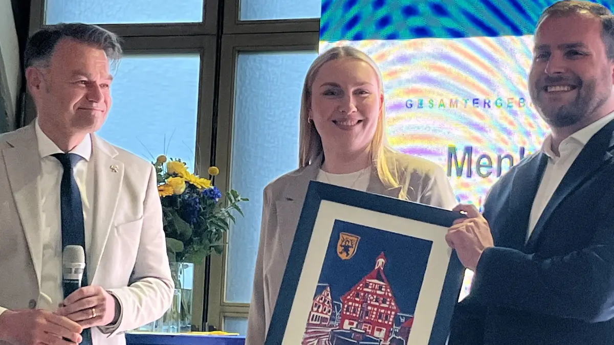 Blaubeurens künftiger Bürgermeister: Robin Menholz (rechts) mit seiner künftigen Frau Christiane Grunwald und dem amtierenden Bürgermeister Jörg Seibold, der seinem Nachfolger zum deutlichen Wahlsieg gratuliert.