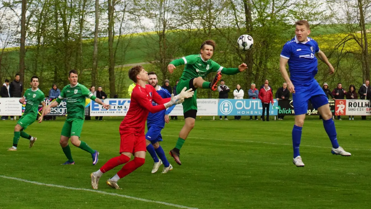 Mit 5:2 gewinnt die Spvgg Satteldorf II (blau) das wichtige Spiel im Abstiegskampf bei der Spvgg Hengstfeld.